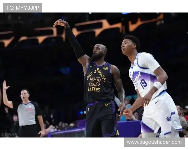 NBA最新动态：詹姆斯领衔湖人冲击总冠军 季前赛火爆场面引发球迷热议